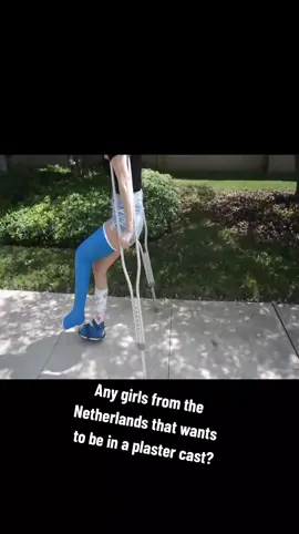 Any girls from the Netherlands that wants to be in a plaster cast? #doublelegcast #plastercast #gips #gipsbeen #legcast 