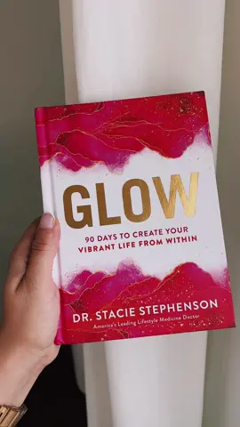 ✨GLOW✨ by Dr. Stacie Stephenson #vibrantliving #BookTok #holistichealth #hollisticmethods #hollistic #hollisticwellness #wellness #SelfCare #selfhelp #selfhelpbooks #selfhelpbooks2023 
