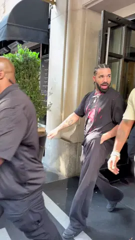 Drake leaving his hotel for night #2 in Brooklyn 🦉‼️ #drake #21savage #brooklyn #nyc #ovo 