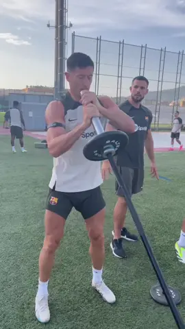 Work level at 💯 #fcbarcelona #barça #barçaontiktok #deportesentiktok #spotifycampnou #football #tiktokfootballacademy #lewandowski 