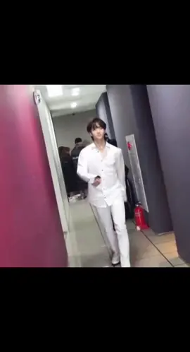 Hyunjin walks with purpose!! #hyunjin #hyunjincatwalk #catwalk #hwanghyunhin #hyunjin #straykids #model #modelhyunjin #skz #stay #kpop #kpopfyp #kpoptiktok #hyunjinskz #hyunjinstraykids 