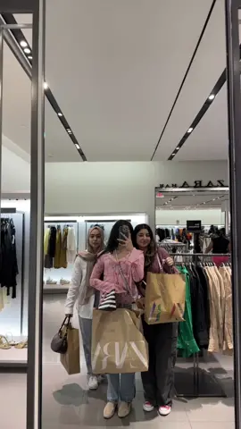 Dream job- shopping as a stylist & having someone carry the bags for me c: #shoppinghaul @somi (ps she’s kim) #nordstromanniversarysale #zarahaul 