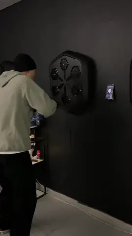 Play any song of your choice and train your reflexes with the Boxing Reflex Trainer 🔥🥊 