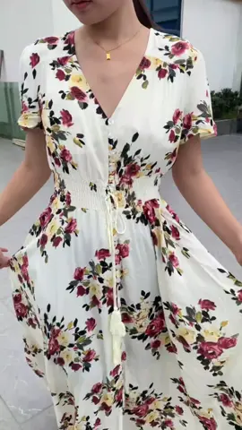 Go to get it 🥰❤️004#summersale #trenanunter #TrendNew #TrendHunter #foryoupage #fashion #TikTokMadeMeBuylt #skirt #dress #floralskirt 