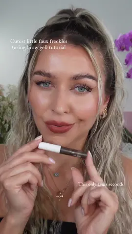Cute Little Faux Freckles (using only brow gel!) makeup tutorial Follow me for more beauty tips, tutorials, reviews 💗✨ This is so perfect for the sun kissed summer look. l’ve been obsessed with faux freckles for a while now.  I’ve tried so many different faux freckles methods and products and I found out that the best - at least for me- products that creates the most natural looking faux freckles is a brow gel. By using the brow gel - it makes the whole look more cohesive. As the brows matches the faux freckles. How to: Simply tap on the end of the brow gel wand directly onto the skin where you want your faux freckles to be. Than tap your finger on top of the faux freckles to gently melt it into the skin and to defuse the colour a bit, so it looks more natural. Will you be trying this? The brow gel that I’m using for the faux freckles is the brow gel I use on my brows too. • @Ere Perez Natural Cosmetics Argan Brow hero • RRP £28 • available at ere perez & @Naturisimo code INGRIDA for 15% off *gifted  #fauxfreckles #freckles #frecklestutorial #makeuptutorial #makeuptips #makeuphacks