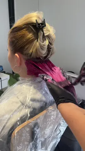 LIVE Drops od @livecolourhair - czyli zmywalna koloryzacja włosów, idealne na letnie festiwale! Ja mam za sobą już jeden w te wakacje ale na pewno nie ostatni. 🤩 Pasemka to coś co dodało uroku moim stylizacjom więc na pewno przed kolejnymi eventami będę z nich jeszcze korzystać 🩷🩷 [reklama] #reklama 