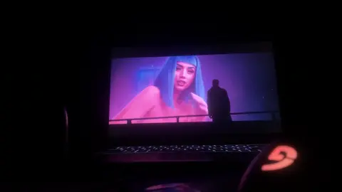 Joe:… Joi :#youlooklonely #icanfixthat #bladerunner2049 