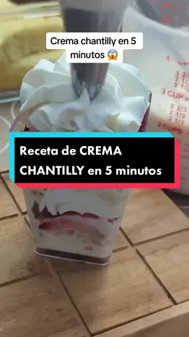 Receta de CREMA CHANTILLY con 3 ingredientes super fácil ☺️ Cantidades de ingredientes: 📌(1 taza) 245ml de crema de batir o de leche 📌(5cdra) 75gr de azúcar glass 📌(3cdritas) 15ml de escensia de vainilla Tips: 📌La primera batida inicia con velocidad baja por 1 minuto y luego a alta por 2 minutos 📌No batir en exceso porque se podria cortar 📌El azúcar glass se usa si tu crema de leche o crema de batir no tiene azúcar Más recetas de postres y tortas en el link de mi perfil 😉💕 #cremachantilly #chantilly #recetagratis #postres #tutorial #aprendereposteria #postresdeliciosos #tecnicasdereposteria #postreseconomicos #creativeideas #foryoupage #buttercream 