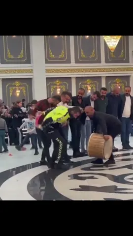 TRAFİK POLİSİ DİYARBAKIRLILARIN ARASINA GİRERSE NE Mİ OLUR ? 😅😅 #halay_dunyasitv #halayvideoları #dügun #gowend @🍉HALAY&GOWEND🍉 #keşfet 