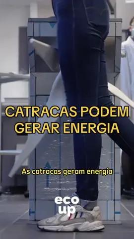 As catracas da Iberdrola são uma solução inovadora para a geração de energia limpa e renovável. Inspiradas em mecanismos reais de turbinas eólicas e relógios, essas catracas subterrâneas transformam o movimento diário das pessoas em uma fonte sustentável de energia. O funcionamento das catracas é simples e eficiente. Os passageiros, ao utilizarem as catracas para acessar o transporte público, operam as lâminas das turbinas como uma catraca comum. Esse movimento aciona uma série de engrenagens que giram um volante, alimentando um motor de corrente contínua, que, por sua vez, gera energia elétrica verde. Ajude a trazer essa tecnologia sustentável para o Brasil! Compartilhe esse vídeo e mostre que estamos prontos para um futuro mais verde e consciente! 💚🌎 💡@iberdrola  . . . . . #sustentabilidade #energiarenovavel #energiasrenovaveis #energiaeolica #energiasolar #inovacao #inovação