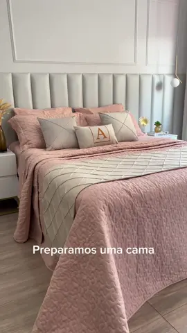 Bem romântica e elegante• #camaposta #decor #decoracao #colcha #roupadecama #peseira #manta #roupadecama 