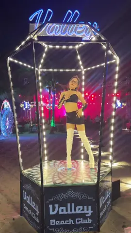 Mình chưa biết đến Trâm Anh cho đến khi đến Bãi Cháy Hạ Long.. 😂 Nhảy rất cuốn luôn #hạlong #bãicháy #vellybarhalong #velly #trâmanh 