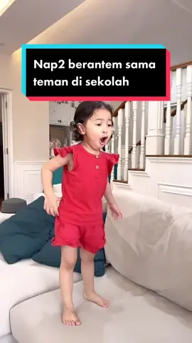 Bedanya emak sama bapak kalau didik anak 😂 Btw jangan tanya rambutku kok udh panjang ini di takenya pas sebelum haji 😂  #fakesituation #fakescene 
