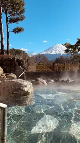 Makan mie sambil onsen liatin Gunung Fuji enak keknya 😭🫶🏼 #fyp #fuji #mountfuji #kawaguchiko #onsen #japan #jepang #holiday 