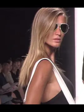 gisele bundchen for michael kors spring 2003 | #giselebundchen #2000s #2000smodels #highfashion #SuperModel #ubermodel #fy #fypシ #fyp #runwaywalk #runwaymodels #trend #viral #iconic #vogue #foryoupage #michaelkors #model #fashiontiktok 