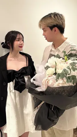 Flex tạm cô vợ xinh gái. 😬