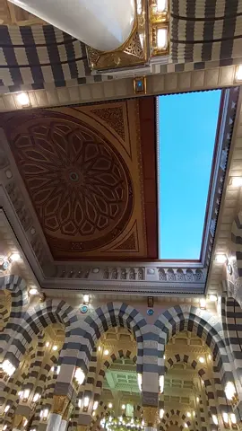 setiap pukul 5.30 pagi atap di mesjid Nabawi akan terbuka dan kembali tertutup pada pukul 06.00... #masjidnabawi #madinah #hajj #umroh 