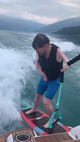 #foryoupage #surfing #edit #surfer Menguasai Gelombang Besar dengan zkeberanian dan Keterampilan, Pengalaman Seru Berselancar. 