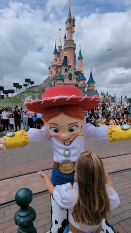 Un merveilleux moment avec Jessie 😍  @Disneyland Paris ✨  #disneylandparis #disneylandparis30 #disneylandparis30thanniversary #disneylandparks #disneylandpa #dreamandshinebrighter #dasb #revonsetlemondesillumine #unmondequisillumine #readyfortheride #jessie #toystory #cowgirl #toystory2 #pixar #wheredreamscometrue 