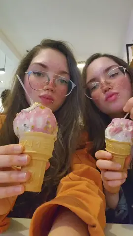 só eu que amo gelato? #gêmeas #mariagemeaoficial #influenciadoras #trend #sorvete #moda #adolescentes #dance #gelato 