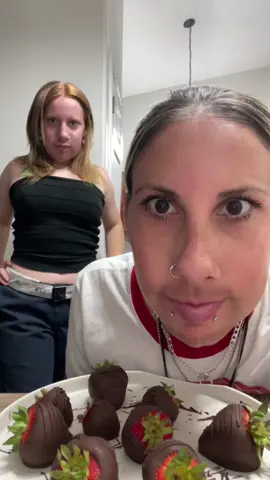 These #chocolatecoveredstrawberries are filled with WHAT!? #fy 