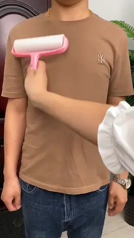 Rol pembersih debu / Roll Sticky / Debu Dibaju Roll / Pembersih Bulu Debu Pakaian 1. Dapat menghilangkan rambut pada pakaian, bulu hewan peliharaan, membersihkan serpihan, debu karpet, bantal kursi mobil, dll. 2. Desain sobek diagonal, sobek dan dapat digunakan kembali, nyaman dan cepat. 3. Pegangan yang nyaman, mudah digunakan. 4. Daya lengket kuat, pembersihan bersih, gulung saja dengan lembut, debu dan kotoran akan mudah menempel, bersih tidak ada yang tersisa. 5. 50 kali robekan dan penggunaan penuh.#Indonesia #Jakarta #shopee_id 