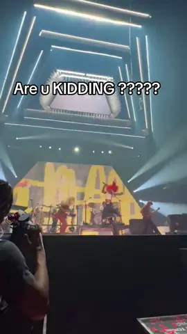 THIS WAS THE BEST night ever thank you forever !!!!  @Paramore #miserybusiness 