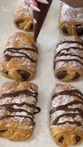 בצק עלים ואצבעות קינדר ויש לכן קינוח מושלם 😋 ראיתי את הקינוח הזה רץ ברשת והייתי חייבת לנסות  זה קל להכנה וטעים בטירוףףףףף😋🍫