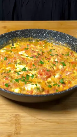 Menemen / Turkish breakfast 🤌 🇩🇪+🇹🇷+🇺🇸⬇️ 🇩🇪Zutaten: 3 EL Öl 1 TL Butter 2 grüne Peperoni 1-2 grüne Spitzpaprika 3-4 Tomaten Salz Pfeffer Edelsüßpaprika 3-4 Eier Zubereitung: Paprika ggf. entkernen, in Streifen schneiden und danach in dünne Stücke teilen. Die Haut von den Tomaten entfernen und in kleine Würfeln schneiden. In einer Pfanne Öl und etwas Butter erhitzen und die Paprikas bei mittlerer Hitze für ca. 5 min anbraten. Tomaten hinzugeben und zugedeckt für ca. 3-4 min köcheln lassen. Danach die Tomaten mit dem Kochlöffel oder mit einem Gabel zerdrücken. Gewürze sowie die Eier hinzugeben, kurz verrühren und zugedeckt 1 min köcheln lassen. Mit Petersilie servieren und genießen 🤌  🇹🇷Malzemeler: 3 yk sıvı yağ 1 tk tereyağı 2 yeşil aci biber 1-2 yeşil sivri biber 3-4 Domates tuz Kara Biber Tatlı Biber 3-4 yumurta Hazırlanışı: Gerekirse biberlerin çekirdeklerini çıkarın, şeritler halinde ve daha sonra ince parçalar halinde kesin. Domateslerin kabuklarını soyum ve küçük küpler halinde kesin. Yağı ve biraz tereyağını bir tavada ısıtın ve biberleri orta ateşte yaklaşık 5 dakika kızartın. Domatesleri ekleyin, üzerini kapatın ve yaklaşık 3-4 dakika pişirin. Daha sonra domatesleri bir yemek kaşığı veya çatalla ezin. Baharatları ve yumurtaları ekleyin, kısaca karıştırın ve üstü kapalı olarak 1 dakika pişirin. Maydanoz ile servis edin ve tadını çıkarın 🤌  🇺🇸Ingredients: 3 tbsp oil 1 tsp butter 2 green peppers 1-2 green pointed peppers 3-4 tomatoes salt pepper Sweet bell pepper 3-4 eggs Preparation: Remove seeds from peppers if necessary, cut into strips and then into thin pieces. Remove the skin from the tomatoes and cut into small cubes. Heat oil and a little butter in a pan and fry the peppers over medium heat for about 5 min. Add tomatoes and simmer covered for about 3-4 min. Then mash the tomatoes with a wooden spoon or a fork. Add spices as well as eggs, stir briefly and simmer covered for 1 min. Serve with parsley and enjoy 🤌 #frühstück #turkishbreakfast #menemen #kahvaltı 