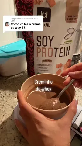 Respondendo a @Dani  o segredo é ir colocando o leite (ou água) aos poucos. Proteina vegana (que usei) deixa mais pastoso. Whey fica mais liquido, tipo uma calda. Com qualquer um dos dois fica perfeito! #fyp #dietaflexivel #receitasfit #whey 