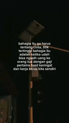 ga harus banyak, dan ga harus uang, apapun yang kita berikan apalagi hasil kerja keras sendiri orang tua akan merasa bangga karena melihat sang anak sudah tumbuh dewasa