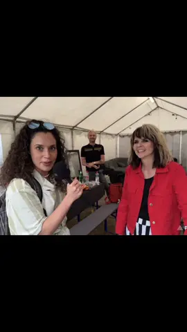„Mach mal ein tolles Interview mit den Subways“ ich:  #thesubways#interview#journalistin#abgehtdielutzi#festival#bandinterview#twitchclips#irlstreamer#irlstream#twitchgirl#streamergirl#twitchdeutschland#fy#foryou#fyp 