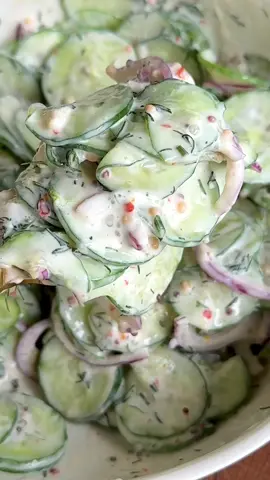 Gurkensalat nach „Griechischer Art“ ➡️Zutaten:  3 kleine Gurken  1 rote Zwiebel ➡️Dressing: 150g griechischer Joghurt  Saft von 1/2 Zitrone  2 Knoblauchzehen  1 Tl körniger Senf  1 El Honig  2 El frischer Dill Pfeffer  Chiliflocken  Salz 🇬🇧🇬🇧🇬🇧 cucumber salad ➡️Ingredients: 3 small cucumbers 1 red onion ➡️Dressing: 150g Greek yoghurt juice of 1/2 lemon 2 cloves of garlic 1 teaspoon grain mustard 1 tablespoon honey 2 tablespoons fresh dill pepper chili flakes Salt #cucumbersalad #gurkensalat #cucumbersaladrecipe