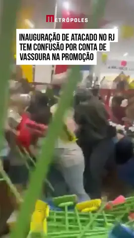 A inauguração de um atacadão em Campo Grande, na Zona Oeste do #RiodeJaneiro, virou uma confusão. Várias pessoas brigavam por #vassouras (cada uma por R$ 2,95) e outros produtos que estavam na promoção. A panela de pressão, por exemplo, custava menos de R$ 10 reais. Apesar da confusão, ninguém ficou ferido. #TikTokNotícias 