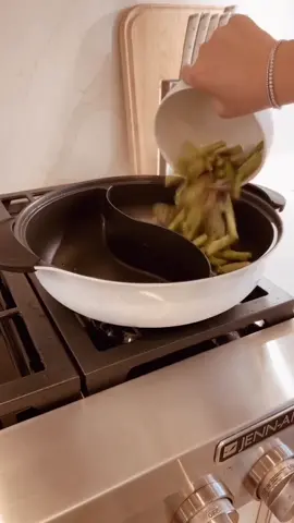 Meet the pan divider which helps you clean less dishes and use less energy whilst cooking!! #KitchenHacks #kitchengadgets #kitchenware #kitchentools #homeware #hometools #homegadgets #reducenergybills #saveelectricity 