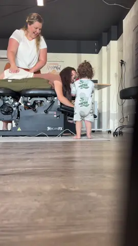 25 weeks + prenatal chiro 🫶🏼 #25weekspregnant #prenatalchiropractic #prenatalchiropractor #prenatalchiro #pediatricchiropractor #pediatricchiropractic #crunchymom #fyp #relatable 