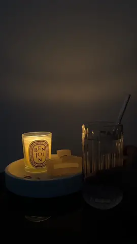 Gezellig mijn favoriete serie aan het kijken in bed 🍿  En je ziet het goed, ik heb geen televisie in mijn slaapkamer. Ik wil namelijk de rust in de slaapkamer behouden, maar vind het wel leuk om zo nu en dan lekker in bed een filmpje of een serie te bekijken. Dit doe ik dan met een beamer die ik op het hoofdbord plaats voor de juiste hoogte. De beamer gebruiken we ook op zolder of in de kamer van de kids voor een gezellige filmavond.  Link van de beamer vind je terug in mijn bio.  Liefs!  #movienight #movie #bedroom #bedroomtip 