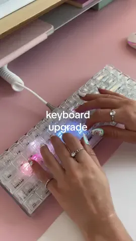 Keyboard level up! ⌨️✨ Love the way the keys sound & the clear look is 🔥  Lmk in the comments if you want a lil asmr keyboard typing with no music to see how it sounds. 👀  #highgroundgifting #newkeyboard #deskupgrades #highgroundkeyboard 