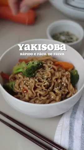 Já conhecia esse jeito de fazer? 😱 ✨YAKISOBA FÁCIL E RÁPIDO DE FAZER  Essa receita feita na panela de arroz elétrica, além de deliciosa, é muito rápida de fazer. Levou, literalmente, 4 minutos pra cozinhar tudo. Mais rápido que pedir um delivery! 😅 É uma ótima opção pra comer bem, mesmo nos dias cansativos ou com preguiça. Salva aí: INGREDIENTES: - 150g de macarrão (usei o instantâneo) - 1 cebola média  - 1/2 cenoura - 1/2 pimentão amarelo  - 1 xíc. de brócolis  - água para cozinhar o macarrão - sementes de gergelim para servir Para o molho: - 1/4 xíc. da água do cozimento do macarrão - 1/4 xíc. de molho shoyu (eu usei o light) - 1 col. de sopa de amido de milho  Gostou? Então comenta! E já manda pra alguém que você acha que vai gostar também. 🥰 | publidoamor #paneladearrozeletrica #receitas #receitasrapidas #receitasfaceis #receitassaudaveis #yakisoba #alimentacaosaudavel #itajai #balneariocamboriu 