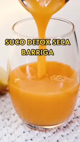Afinal, suco de cenoura com gengibre emagrece? Essa é uma bebida considerada termogênica, muito por conta das propriedades do gengibre. Os alimentos termogênicos podem ser grandes aliados da dieta pois exigem que o corpo queime mais calorias para digeri-los. #emagrecimento #emagrecer #liftdetoxbkack #alimentos #vidasaudavel #secarbarriga #perderpeso #sucosdetox #metabolismo #corposarado #barrigachapada 