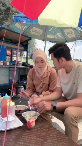 Mungkin ketidaksempurnaan kita yang membuat kita begitu sempurna satu sama lain🤍#ariflail #lailarif 