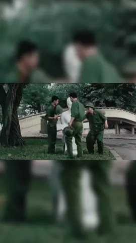 Chúng cháu hứa. Ngày toàn thắng sẽ ra đây chụp nữa. Mà toàn thắng rồi các cháu không về nữa. Mùi cỏ cháy p2 #27thang7 #phimhay #phimchientranh #thanhcoquangtri #muahedolua1972 