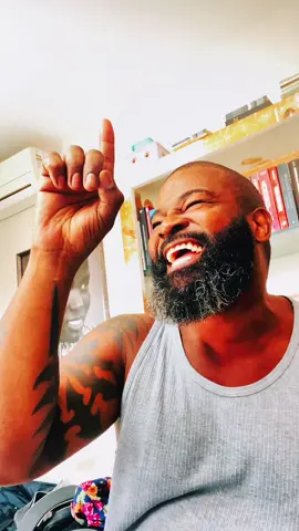 Ya Família, é assim que Alimento diariamente o Espírito, a Alma e o Corpo. É assim que Carrego a Positividade das Energias que vou “Xpalhar” pela Via. “Muvaro” é o título dessa K7 dos Míticos Zaïko Langa Langa, banda formada em 1969 que fazem parte dos primeiros grandes embaixadores do Soukous da República do Congo para o mundo. Pesquisem, dancem, cantem porque quem canta seus Males Espanta. Música Africana é Água Fresca! Respect! Tô Berrar Sempre  #OnossoNganaNumFerra💥  #UBUNTU!NósPorNós🫂   ⚜️Dog Murras 🇦🇴🇦🇴🇦🇴