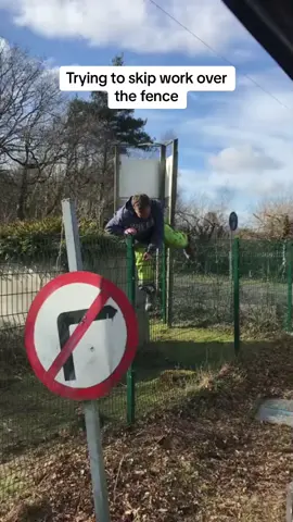 Guy trys to skip work climbing over the fence and gets stuck 🤣🤣 #climbing#skippingwork#mansstuck#funny videos 