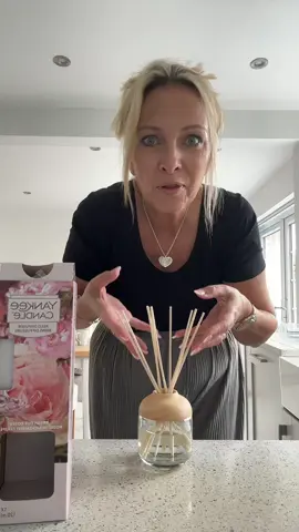 Yankee Candle reed diffuser #yankee #yankeecandle #reeddiffuser #reed #fy #fyp #wendygofficial #wendysworld #tradetrend #smell #scent #roomdiffuser #diffuser #fragrance #rose #roses #offer #offers #decor #hinch #hinched #hinchedhome 