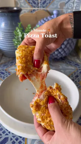 INGREDIENTS: Slices of bread Tomato sauce passata Light mozzarella For the breading: Egg white + milk Crushed cornflakes Cut the bread in half, fill with tomato sauce and mozzarella, then colse with another slice of bread and bread them in the egg whites and in then in the cornflakes. Cook in the air fryer or in the pan for 10 minute or until golden. #pizza #pizzatoast #pizzalover #viralrecipe 