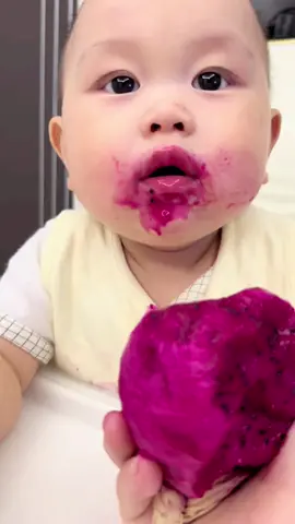 Baby eats dragon fruit for the first time. 🥰🥰🥰💕💕💕❤️❤️❤️🤣🤣🤣#babylove #cutebaby #bornbaby #cute #healing #babyvoices #babyeating 
