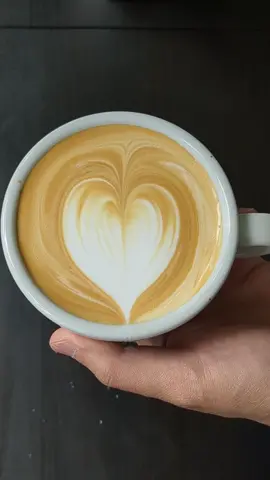 #latte☕ #heart🤍 #latteartvideo #coffee #coffeelover #espresso #latteartgoals #latteartpractice #barista #cappuccino 