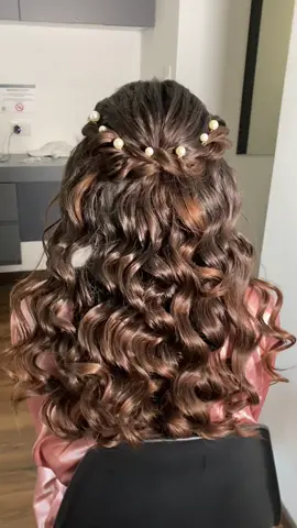 Peinado para graduada 🎓 #peinadograduaccion #peinadograduacion #graduadas #semirecogido #ondascabello #ondashollywood #peinadoscontrenzas #ondasenelcabello #peinadosuelto 