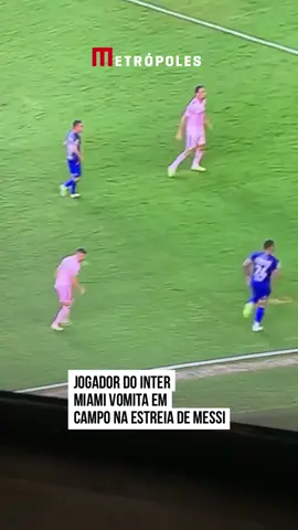 Lionel #Messi fez a estreia pelo Inter Miami, nessa sexta-feira (21/7), e marcou um golaço de falta para concretizar a vitória por 2 x 1 contra o Cruz Azul. Porém, um fato muito inusitado também chamou a atenção na partida: o atacante Robbie Robinson foi visto vomitando em campo. #SportsNews 